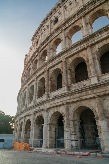 Coliseu em roma, itália durante o nascer do sol. arquitetura e marco histórico de roma.