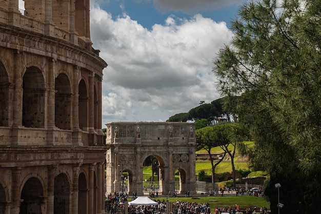 Coliseu em Roma Itália Ímã turístico para visitantes Lugar popular para caminhar Monumentos históricos da velha Europa