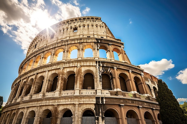 Coliseu romano e céu azul ensolarado