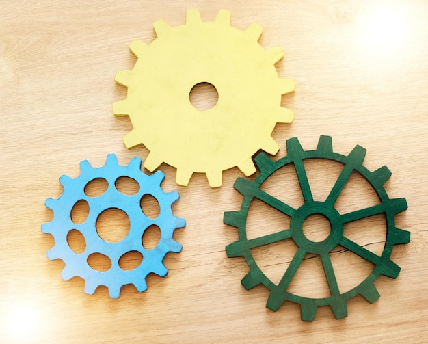 Foto collaboration engineering and construction concept mit industrial gears mechanics und cogs auf einem tisch oder schreibtisch in einem büro teamwork-synergie und industrie mit der idee des bauens oder designs