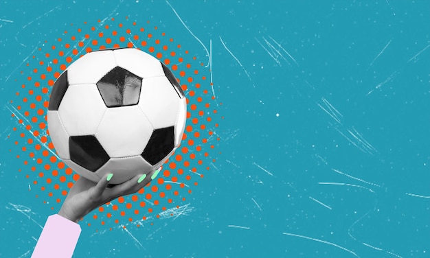 Un collage artístico moderno con una mano sosteniendo un balón de fútbol sobre un fondo azul con