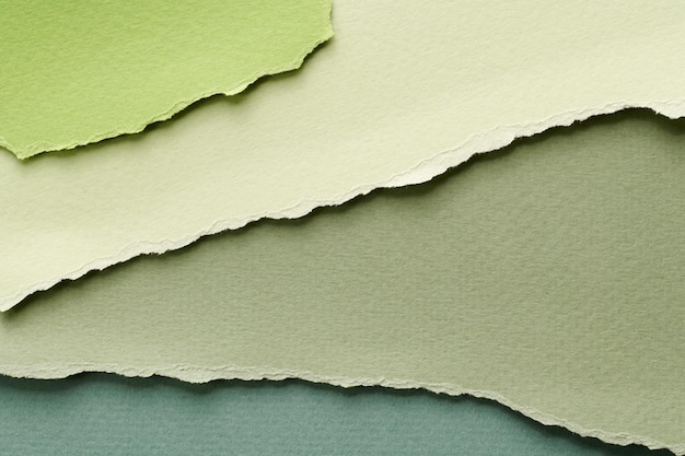Collage artístico de trozos de papel rasgado con bordes rasgados Colección de notas adhesivas colores verdes fragmentos de páginas de cuaderno Fondo abstracto