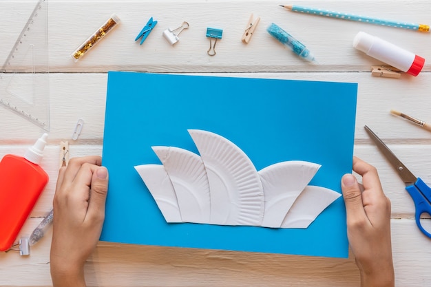 Foto collage aus dem opernhaus von sydney. anwendung für kinder. australien-karte mit sydney opera house aus papier. heimwerken. anweisungen. schritt für schritt.