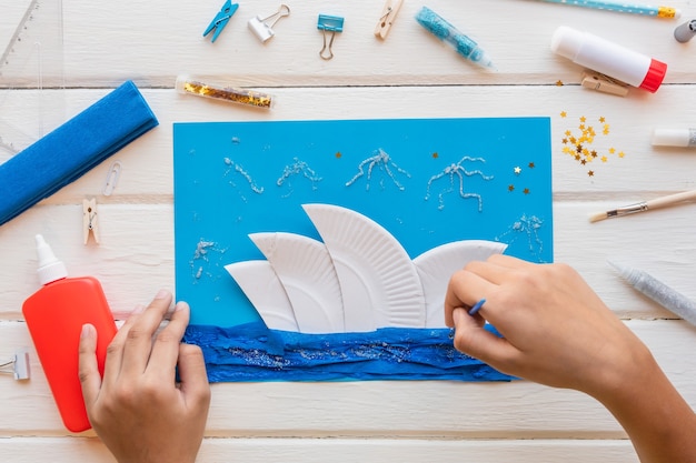 Foto collage aus dem opernhaus von sydney. anwendung für kinder. australien-karte mit sydney opera house aus papier. heimwerken. anweisungen. schritt für schritt.