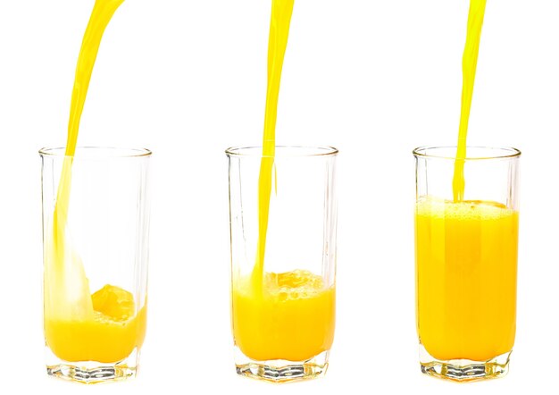 Collage aus drei Orangensaft-Shots auf Weiß