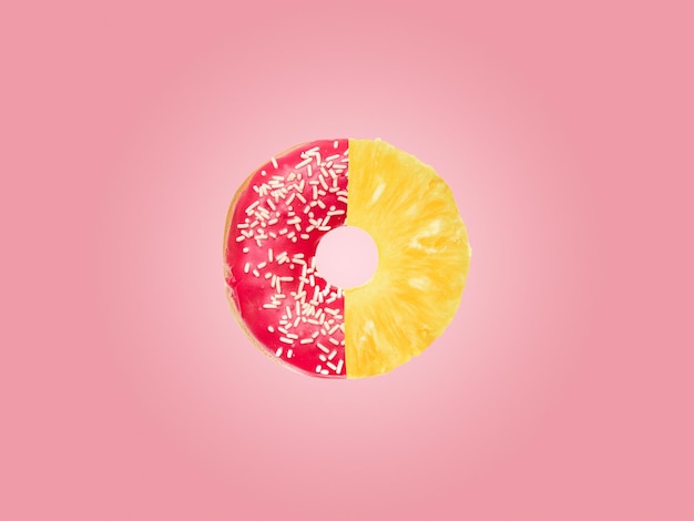 Collage aus frisch geschnittener Ananas und bestreutem rosa Donut auf pastellrosa Hintergrund.