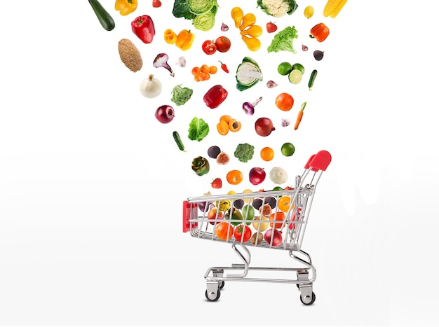 Collage de carrito de compras con verduras y frutas aisladas