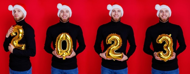 Collage de cuatro fotos de un hombre con un sombrero de Santa Claus sosteniendo los números del nuevo año 2023 en un fondo rojo