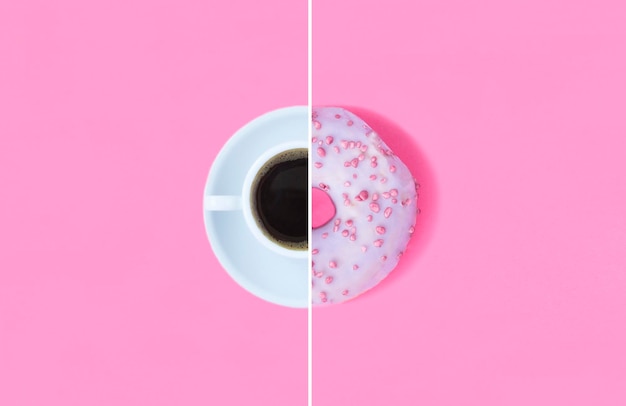 Collage de donut con glaseado rosa y taza de café sobre fondo rosa Vista superior Copiar espacio