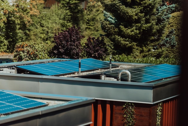 Collage de fotos de paneles solares fotovoltaicos en el techo de una casa Fuente de electricidad alternativa Concepto de recursos sostenibles