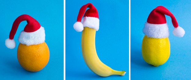 Collage de frutas con gorro de Papá Noel en el fondo azul Composición navideña Primer plano