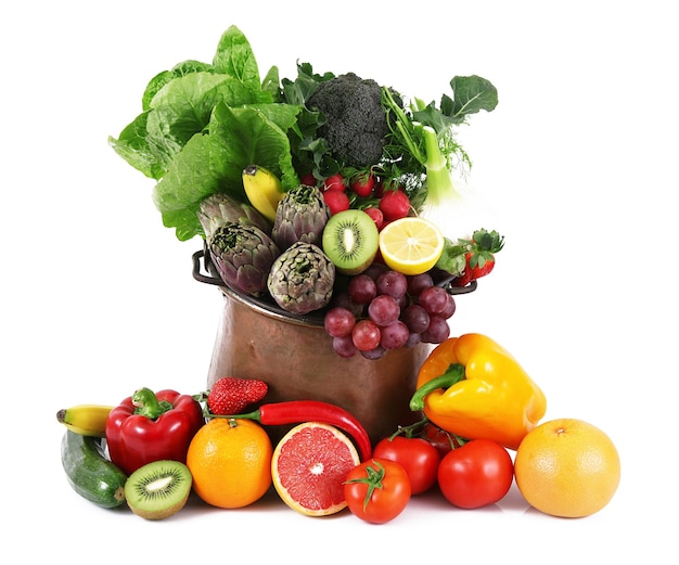 Collage de frutas y verduras frescas en una olla sobre fondo blanco