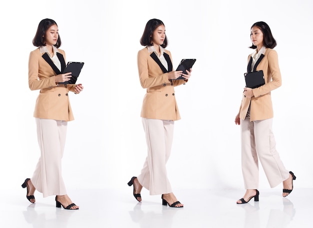 Collage Group Figura de cuerpo entero de la mujer asiática de los años 20 con traje formal de chaqueta negra de pelo corto. Chica de oficina de negocios caminar y comprobar tableta digital para reunión de correo electrónico sobre fondo blanco aislado