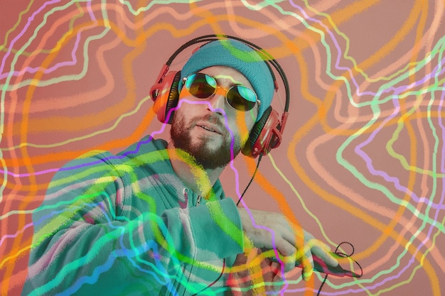 Foto collage im pop-art-stil. funky bärtiger hipster-dj mit kopfhörer und sonnenbrille. hören von streaming-musik in der smartphone-player-app. zeitgenössisches kunstplakat. rave-musik-nachtclub-party. minimales konzept.