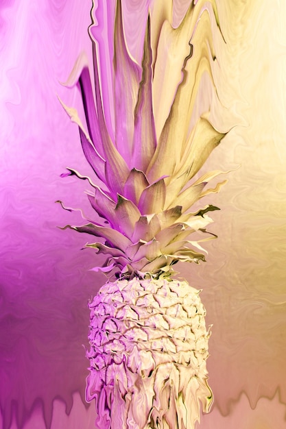 Collage mit Ananas in lebendigen, kräftigen, holografischen Farben in einem kreativen Konzeptkunststil. Kreatives buntes Neonbild mit Ananas. Zine-Kultur. Pop-Art-Muster und Poster im surrealen Stil.