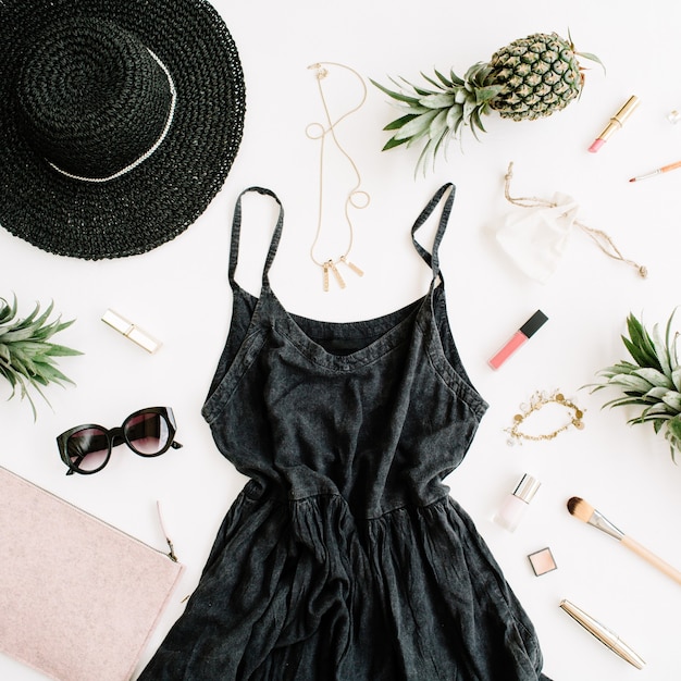 Collage de ropa y accesorios de mujer moderna. Vestido, anteojos de sol, sombrero, cartera, pintalabios y piñas