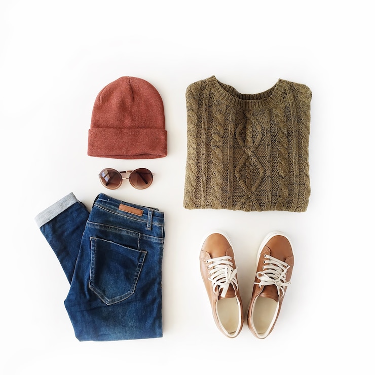 Foto collage de ropa de otoño e invierno de mujer en blanco