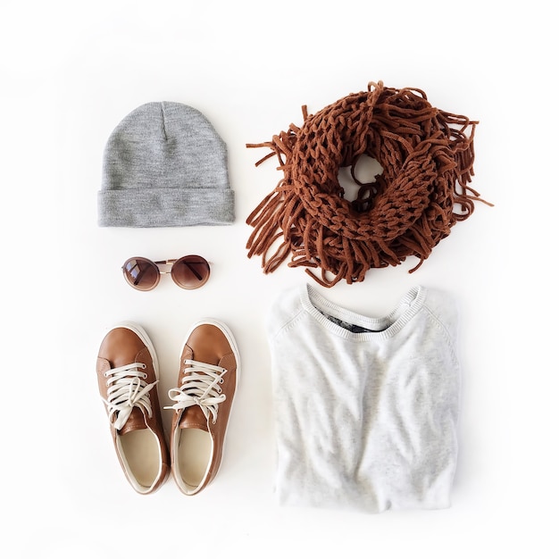 Collage de ropa de otoño e invierno de mujer en blanco