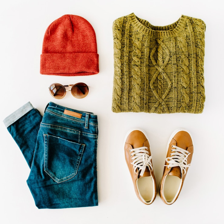 Foto collage de ropa de otoño e invierno de mujer en blanco
