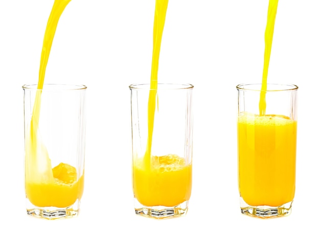 Collage de tres tiros de jugo de naranja en blanco