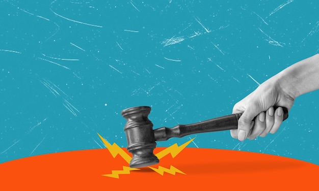 Collaje de arte contemporáneo con una mano con un martillo judicial