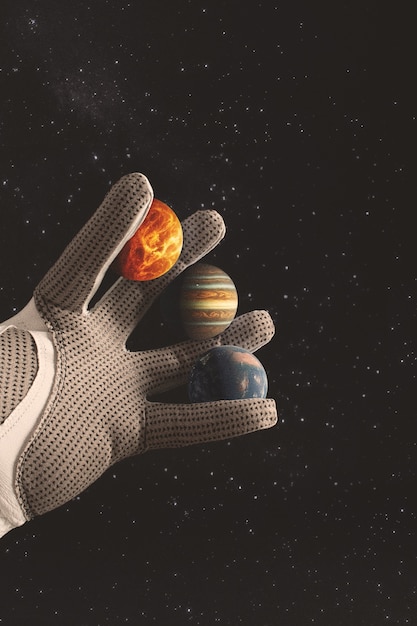 Collaje surrealista de una persona interactuando con el sistema solar