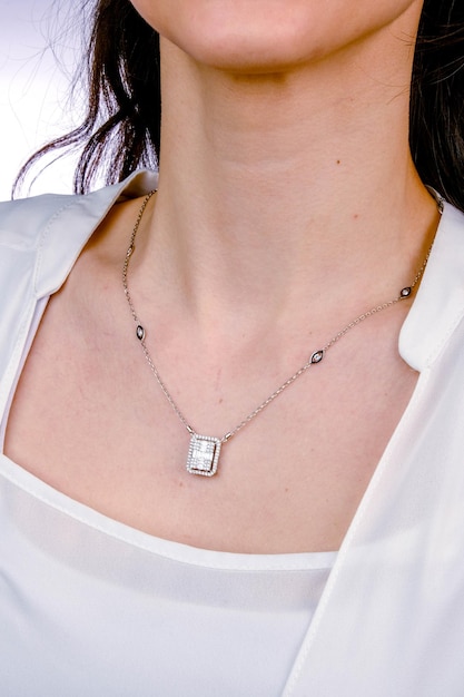 un collar con un colgante que dice diamante en él