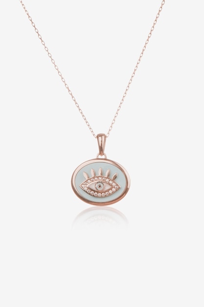 collar con un colgante que dice ojo en él