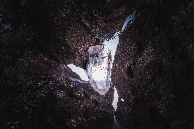 Foto collar exhibido en una hermosa geoda de roca retroiluminada con fondo colorido