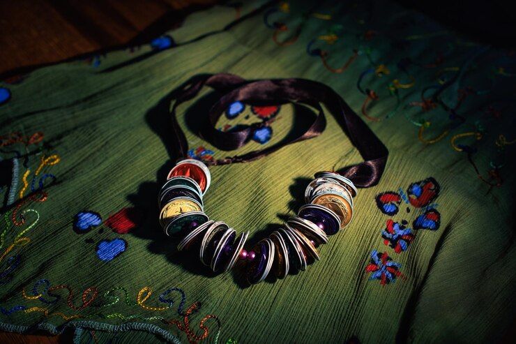 Foto un collar hecho a mano con cápsulas de café