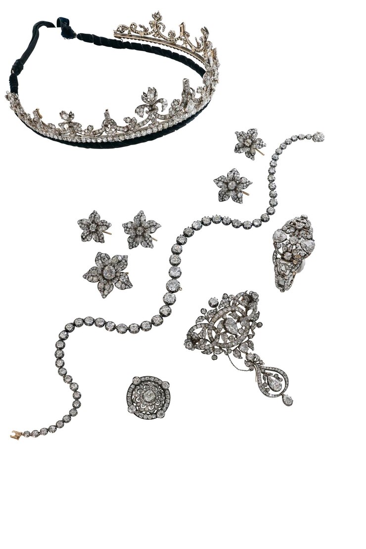 Foto collar de joyas de daimond en fondo blanco incluyendo la ruta de recorte