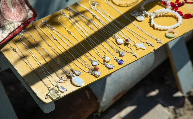 Foto collar y joyas en el mostrador de una calle