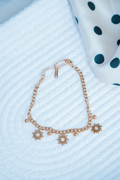 Un collar de oro con un diseño floral.