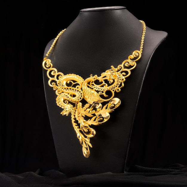 Un collar de oro con un dragón en él.