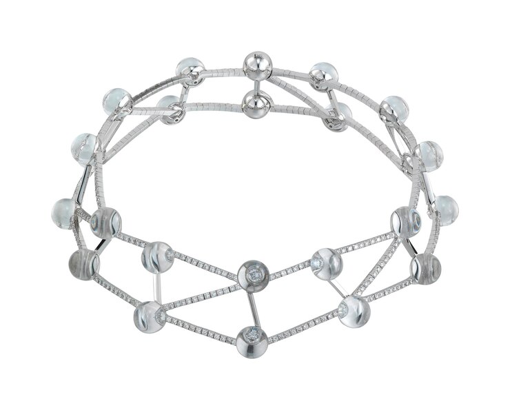 Foto collar de piedra de lujo sobre fondo blanco.