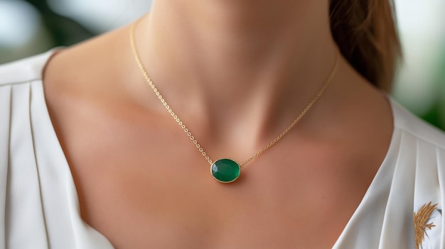 un collar con una piedra verde en él