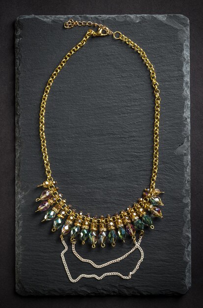 Collar con piedras