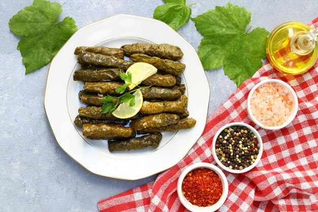 Collard verde relleno con hojas hervidas comida tradicional turca de la región del mar Negro sarma dolma