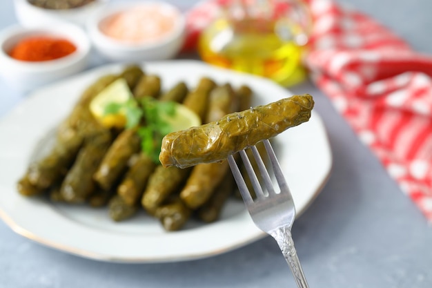 Collard verde relleno con hojas hervidas comida tradicional turca de la región del mar Negro sarma dolma
