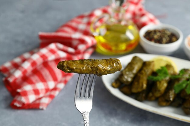 Collard verde relleno con hojas hervidas comida tradicional turca de la región del mar Negro sarma dolma