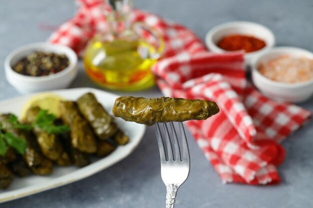 Collard verde relleno con hojas hervidas comida tradicional turca de la región del mar Negro sarma dolma