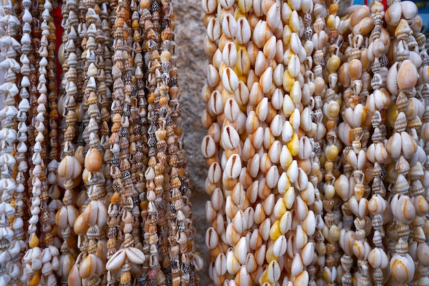 Collares y artesanías de conchas marinas.