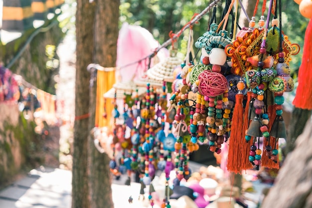 Foto collares de cuentas de colores colgando en el mercado para la venta