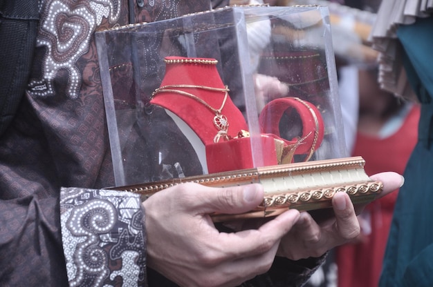 Foto collares y pulseras de oro como dote y ofrendas para regalos de boda