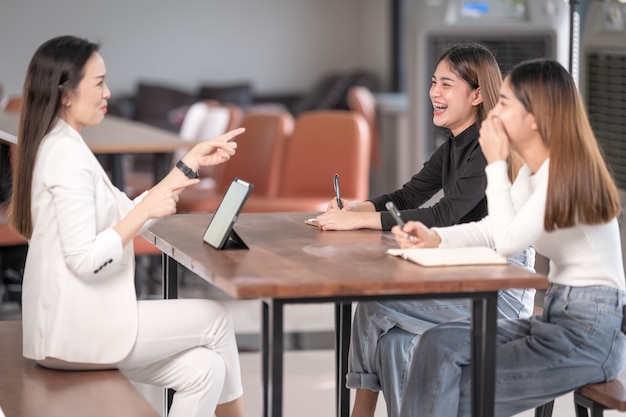 College-Dozenten und -Berater treffen weibliche College-Studenten, um ihr Forschungsstudium zu beraten. Bildungskonzept Stockfoto