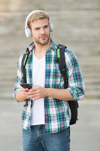 College-Leben. College-Studenten-Kopfhörer-Smartphone. Online Kurs. Hörbuchkonzept. Bildungstechnologie verwendet physische Hardware, Software und Bildungstheorie. Hochschulbildungskonzept.