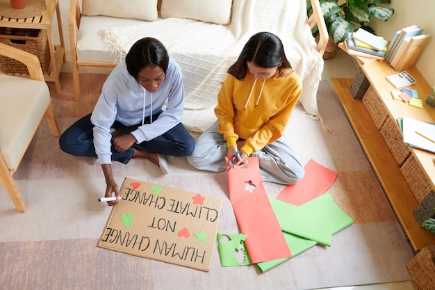 College-Studenten machen Plakate für Protest