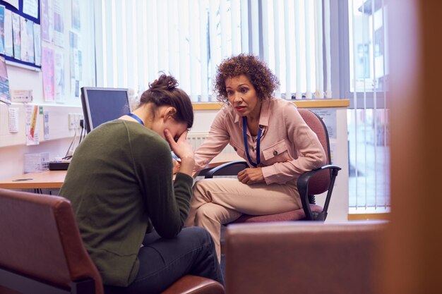College-Studentin trifft sich mit Campus-Berater und diskutiert Fragen der psychischen Gesundheit