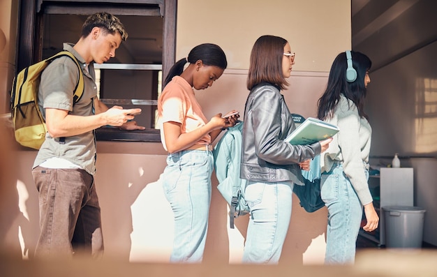 Foto college-universität oder studenten, die außerhalb des klassenzimmers auf die registrierung oder stipendienanträge warten