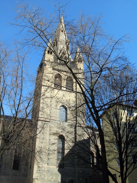 Collegiale Saint-André (Grenoble). iglesia católica contra el cielo azul y las ramas de los árboles. Francia